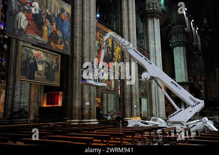 Restaurierungsarbeiten mit einem Kran in der Mailänder Kathedrale restaurierte Kunst Duomo Milano malt Kunstwerke alte Gemälde Stockfoto