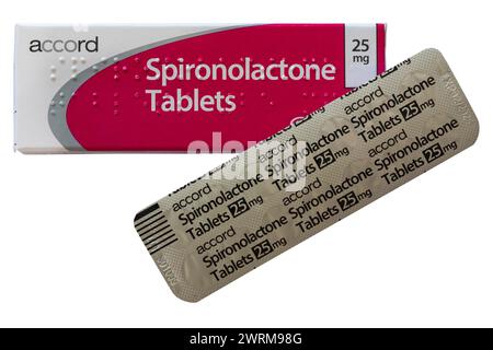 Packung Spironolacton Tabletten Packung mit 28 Tabletten 25 mg mit Blisterpackung isoliert auf weißem Hintergrund Stockfoto