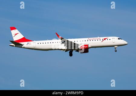 Wien, Österreich - 20. Mai 2018: Austrian Airlines Embraer ERJ-195 OE-LWE Passagierflugzeug Ankunft und Landung am Flughafen Wien Stockfoto