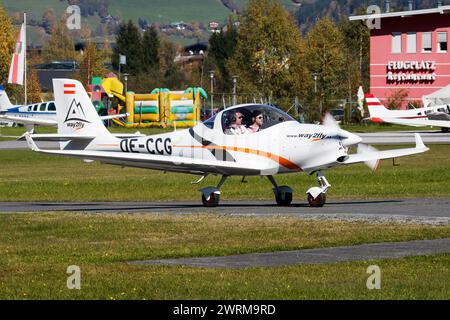 Zell am See, Österreich - 14. Oktober 2017: Verkehrsflugzeug am Flughafen und Flugplatz. Kleine und Sportflugzeuge. Allgemeine Luftfahrtindustrie. VIP-Transport. Stockfoto