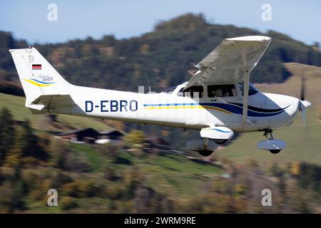 Zell am See, Österreich - 14. Oktober 2017: Verkehrsflugzeug am Flughafen und Flugplatz. Kleine und Sportflugzeuge. Allgemeine Luftfahrtindustrie. VIP-Transport. Stockfoto