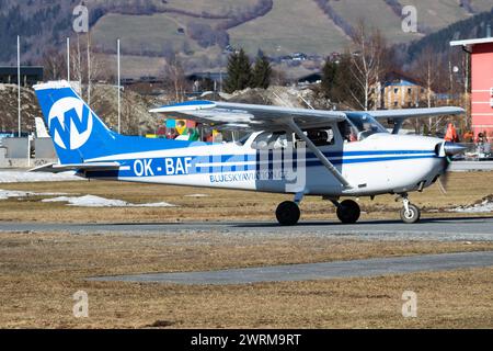 Zell am See, Österreich - 25. März 2018: Verkehrsflugzeug auf Flughafen und Flugplatz. Kleine und Sportflugzeuge. Allgemeine Luftfahrtindustrie. VIP-Transport. C Stockfoto