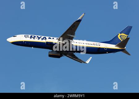 Budapest, Ungarn - 17. Oktober 2021: Ryanair Boeing 737-800 Passagierflugzeug am Flughafen. Luftfahrt und Luftfahrt. Luftverkehr und Reisen. International Stockfoto