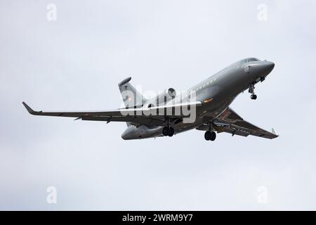 Budapest, Ungarn - 20. August 2021: Ungarisches Militärflugzeug Dassault Falcon 7X. Flugbetrieb der Luftwaffe. Luftfahrt und Luftfahrt. Luftfederung Stockfoto