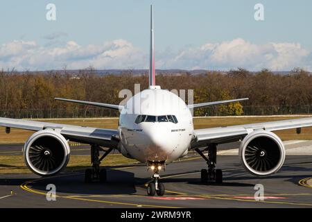 Budapest, Ungarn - 11. November 2017: Emirates Passagierflugzeug am Flughafen. Flugreisen planen. Luftfahrt und Flugzeuge. Luftverkehr. Globale Inter Stockfoto