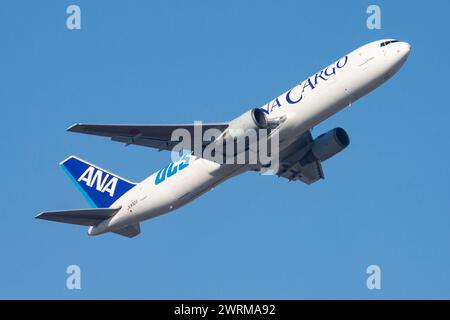 Hongkong/China - 1. Dezember 2013: Alle Nippon Airways ANA Cargo Boeing 767-300 JA8323 Frachtflugzeuge starten am Hong Kong Chek Lap Kok Stockfoto