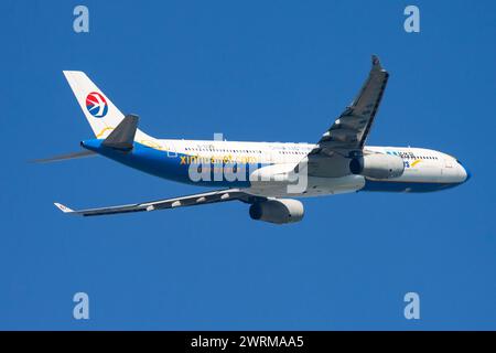 Hongkong / China - 1. Dezember 2013: China Eastern Airlines Sonderlackierung Airbus A330-300 B-6125 Passagierflugzeug startet in Hongkong Stockfoto