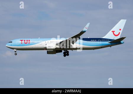 Amsterdam, Niederlande - 3. Juli 2017: TUI TUIfly Passagierflugzeug am Flughafen. Planen Sie die Flugreise. Luftfahrt und Luftfahrt. Luftverkehr. Globale Int. Stockfoto