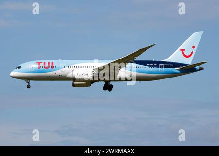 Amsterdam, Niederlande - 3. Juli 2017: TUI TUIfly Passagierflugzeug am Flughafen. Planen Sie die Flugreise. Luftfahrt und Luftfahrt. Luftverkehr. Globale Int. Stockfoto