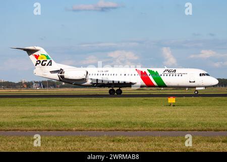 Amsterdam / Niederlande - 13. August 2014: PGA Portugalia Airlines Fokker 100 CS-TPF Passagierflugzeug Ankunft und Landung am Flughafen Amsterdam Schipol Stockfoto