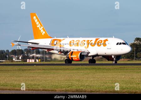 Amsterdam / Niederlande - 13. August 2014: EasyJet Spezialaufkleber Airbus A319 G-EZBG Passagierflugzeug Ankunft und Landung am Flughafen Amsterdam Schipol Stockfoto