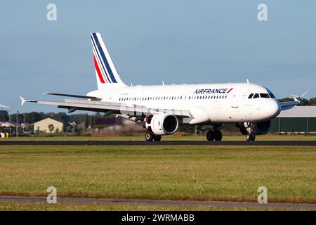 Amsterdam / Niederlande - 13. August 2014: Air France Airbus A320 F-HEPB Passagierflugzeug Ankunft und Landung am Flughafen Amsterdam Schipol Stockfoto