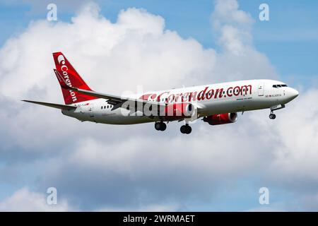 Amsterdam, Niederlande - 14. August 2014: Passagierflugzeug von Corendon Airlines am Flughafen. Planen Sie die Flugreise. Luftfahrt und Luftfahrt. Luftverkehr. Stockfoto