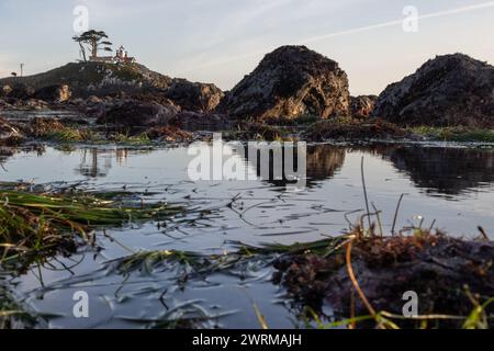 Wunderschöner Blick auf den Battery Point Lighthouse, der durch die Felsen und Pfützen mit Reflexionen in Crescent City, Kalifornien, gesehen wird. Stockfoto