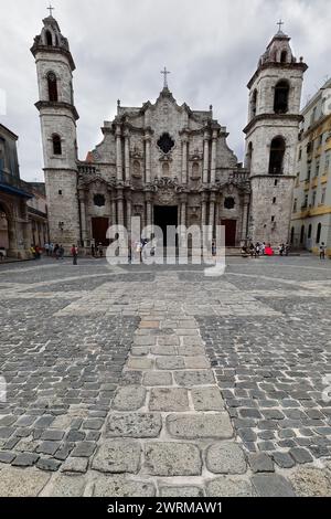 068 Zufallsmenschen betreten und um die Kathedrale San Cristobal, die 1748-1777 n. Chr. im Barockstil erbaut wurde. Das Alte Havanna-Kuba. Stockfoto