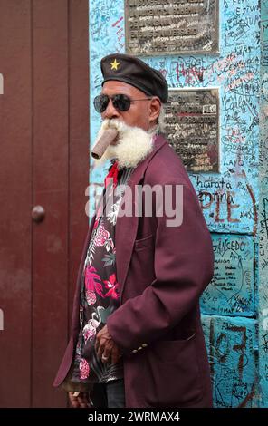 073 berühmte lokale Figur - große Scheinzigarre im Mund -, die einst auf einem bekannten amerikanischen Magazin Cover stand, an der La Bodeguita del Medio Tür. Havanna-Kuba Stockfoto