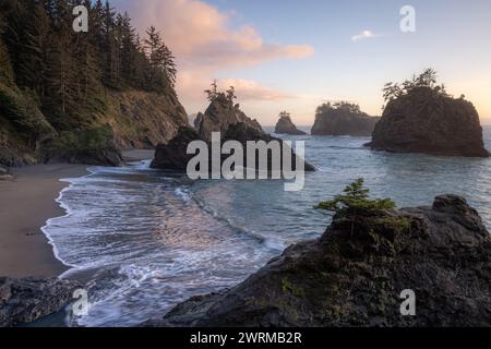 Wunderschöner Nachmittag im Samuel H Boardman Scenic Corridor in der Nähe von Brookings, Oregon. Das ist Secret Beach. Stockfoto