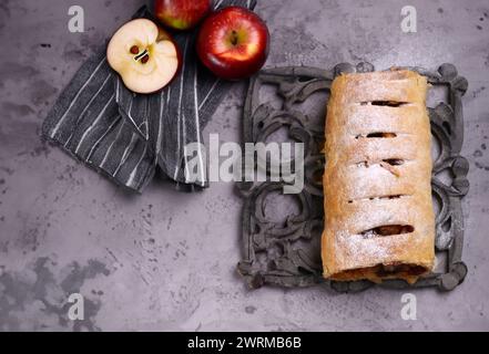 apfelstrudel aus Blätterteig mit Rosinen Stockfoto