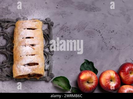 apfelstrudel aus Blätterteig mit Rosinen Stockfoto