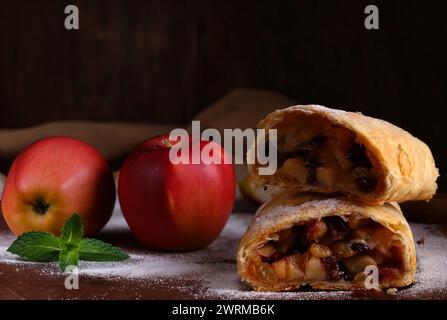 apfelstrudel aus Blätterteig mit Rosinen Stockfoto