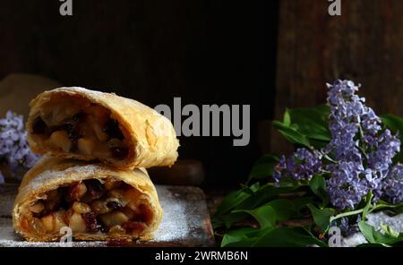 apfelstrudel aus Blätterteig mit Rosinen Stockfoto