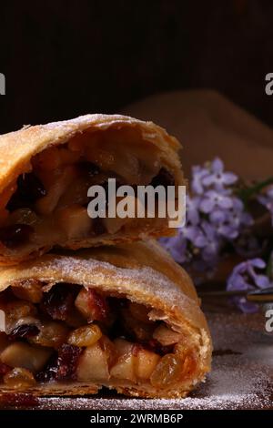 apfelstrudel aus Blätterteig mit Rosinen Stockfoto