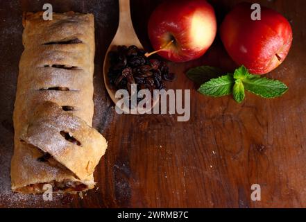 apfelstrudel aus Blätterteig mit Rosinen Stockfoto