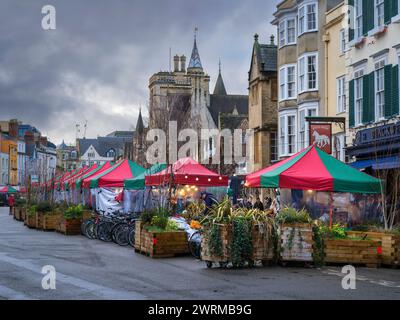 Der Straßenmarkt im Freien in der Broad Street Oxford. Stockfoto