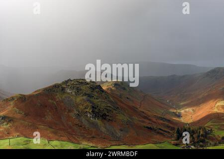 Helm Crag und Greenburn vom Heron Pike über Grasmere, Cumbria. Stockfoto