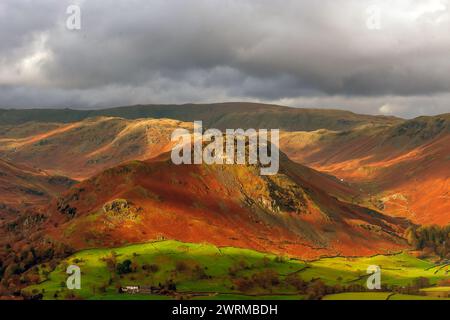 Helm Crag von Heron Pike über Grasmere, Cumbria Stockfoto