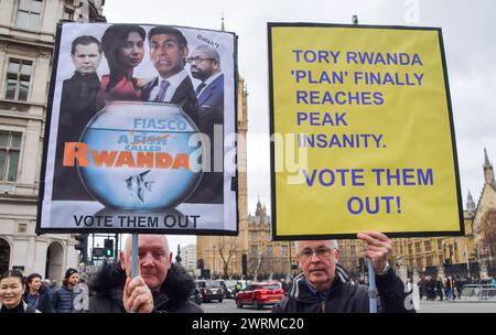 London, Großbritannien. März 2024. Demonstranten halten Plakate, auf denen sie den Plan der Regierung für Asylsuchende kritisieren. Anti-Tory-Aktivisten versammelten sich auf dem Parlamentsplatz zu ihrem wöchentlichen Protest, als Rishi Sunak Fragen des Premierministers stellte. Quelle: Vuk Valcic/Alamy Live News Stockfoto