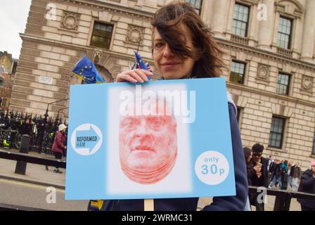 London, Großbritannien. März 2024. Ein Demonstrant hält ein Plakat, das Lee Anderson und Reform UK verspottet. Anti-Tory-Aktivisten versammelten sich auf dem Parlamentsplatz zu ihrem wöchentlichen Protest, als Rishi Sunak Fragen des Premierministers stellte. Quelle: Vuk Valcic/Alamy Live News Stockfoto