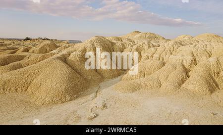 Weitläufiger Blick auf die einzigartigen Tonformationen unter dem riesigen Himmel in Bardenas Reales, Navarra, Spanien Stockfoto