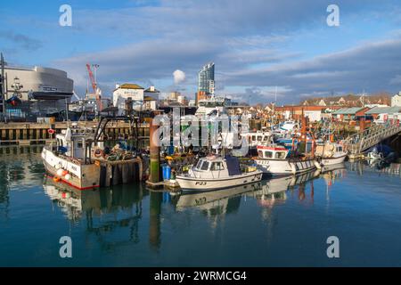 Portsmouth, Vereinigtes Königreich - 11. Februar 2024: Boote liegen im Camber Quay. Stockfoto