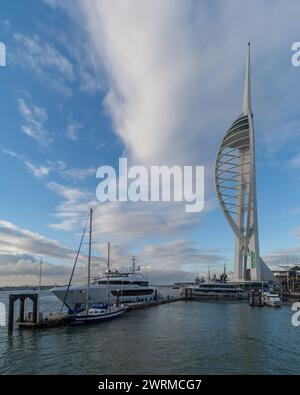 Portsmouth, Vereinigtes Königreich - 11. Februar 2024: Boote, die in der Marina der Gunwharf Quays vor Anker liegen und vom Spinnaker Tower übersehen werden. Stockfoto