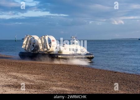 Portsmouth, Großbritannien - 11. Februar 2024: Luftkissenfahrzeuge fahren am Southsea Hoverport Terminal ins Meer. Stockfoto