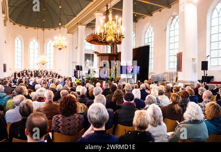 VLAARDINGEN - Publikum bei der Verleihung der Geuzen-Medaille in der Grote Kerk an die afghanische Aktivistin Laila Haidari. Haidari gründete heimlich ein Bildungszentrum für Mädchen und Frauen in ihrer Heimatstadt Kabul. ANP IRIS VAN DEN BROEK niederlande aus - belgien aus Stockfoto