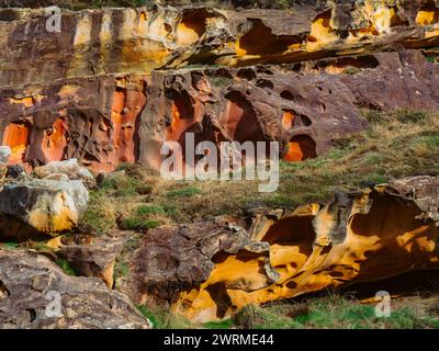 Einzigartige geologische Formationen mit leuchtenden Farben an der Klippe von Jaizkibel in Gipuzkoa, die die Kunstfertigkeit der Natur an der baskischen Küste zeigen. Stockfoto