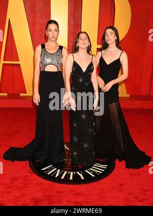 Beverly Hills, Kalifornien, USA. März 2024. (L-R) Este Haim, Alana Haim und Danielle Haim nehmen am 10. März 2024 an der Vanity Fair Oscar Party 2024 Teil, die von Radhika Jones im Wallis Annenberg Center for the Performing Arts in Beverly Hills, Kalifornien, veranstaltet wurde. Quelle: Jeffrey Mayer/Media Punch/Alamy Live News Stockfoto