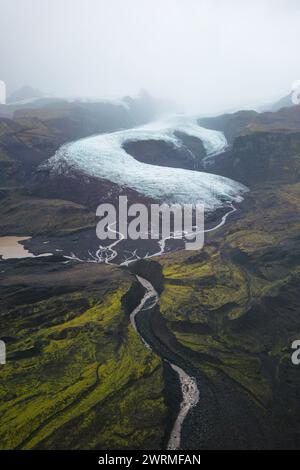 Ein Luftbild fängt den atemberaubenden Vatnajokull-Gletscher ein, der sich durch Islands zerklüftete Landschaft schlängelt und die Kunstfertigkeit der Natur von oben zeigt Stockfoto