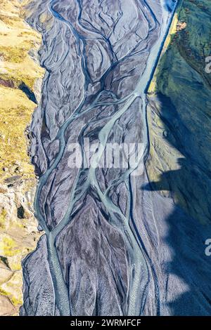 Ein Luftbild, das die komplizierten Muster geflochtener Flüsse einfängt, die durch das raue Gelände einer nördlichen Landschaft fließen und die kunstwerke der Natur zeigt Stockfoto