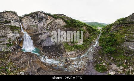 Eine atemberaubende Panoramaaufnahme fängt einen mächtigen Wasserfall ein, der durch die zerklüfteten Klippen des Ordesa-Tals in Huesca, Spanien, schneidet Stockfoto