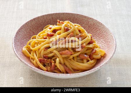 Ein klassischer italienischer Spaghetti Carbonara, serviert in einer Keramikschale. Stockfoto