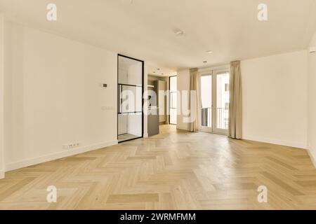 Ein Wohnzimmer mit Holzboden und Tür Stockfoto