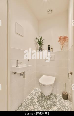 Ein kleines Badezimmer mit Toilette und Waschbecken Stockfoto