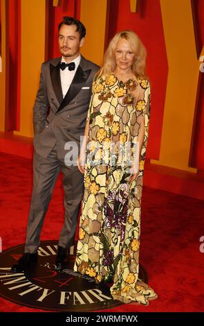 Beverly Hills, Kalifornien, USA. März 2024. (L-R) Brandon Thomas Lee und Pamela Anderson nehmen am 10. März 2024 an der Vanity Fair Oscar Party 2024 Teil, die von Radhika Jones im Wallis Annenberg Center for the Performing Arts in Beverly Hills, Kalifornien, veranstaltet wurde. Quelle: Jeffrey Mayer/Media Punch/Alamy Live News Stockfoto