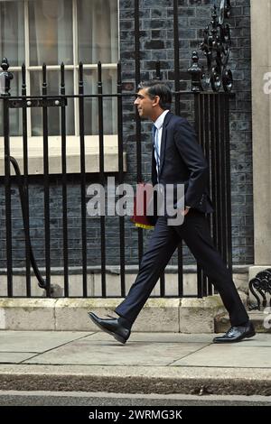 London, Großbritannien. März 2024. Rishi Sunak verlässt die Downing Street 10, um den Premierminister in die Fragestunde vor den Houses of Parliament zu stellen. Quelle: JOHNNY ARMSTEAD/Alamy Live News Stockfoto