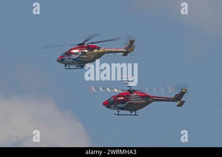 Das Kunstflugteam der indischen Luftwaffe Sarang stellt seine Manöver auf der Singapore Airshow 2024 im Changi Exhibition Centre vor Stockfoto