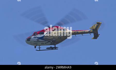 Das Kunstflugteam der indischen Luftwaffe Sarang stellt seine Manöver auf der Singapore Airshow 2024 im Changi Exhibition Centre vor Stockfoto