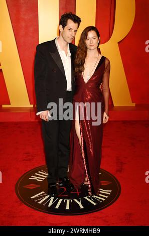 Beverly Hills, Kalifornien, USA. März 2024. (L-R) Mark Ronson und Grace Gummer nehmen am 10. März 2024 an der Oscar Party der Vanity Fair 2024 Teil, die von Radhika Jones im Wallis Annenberg Center for the Performing Arts in Beverly Hills, Kalifornien, veranstaltet wurde. Quelle: Jeffrey Mayer/Media Punch/Alamy Live News Stockfoto